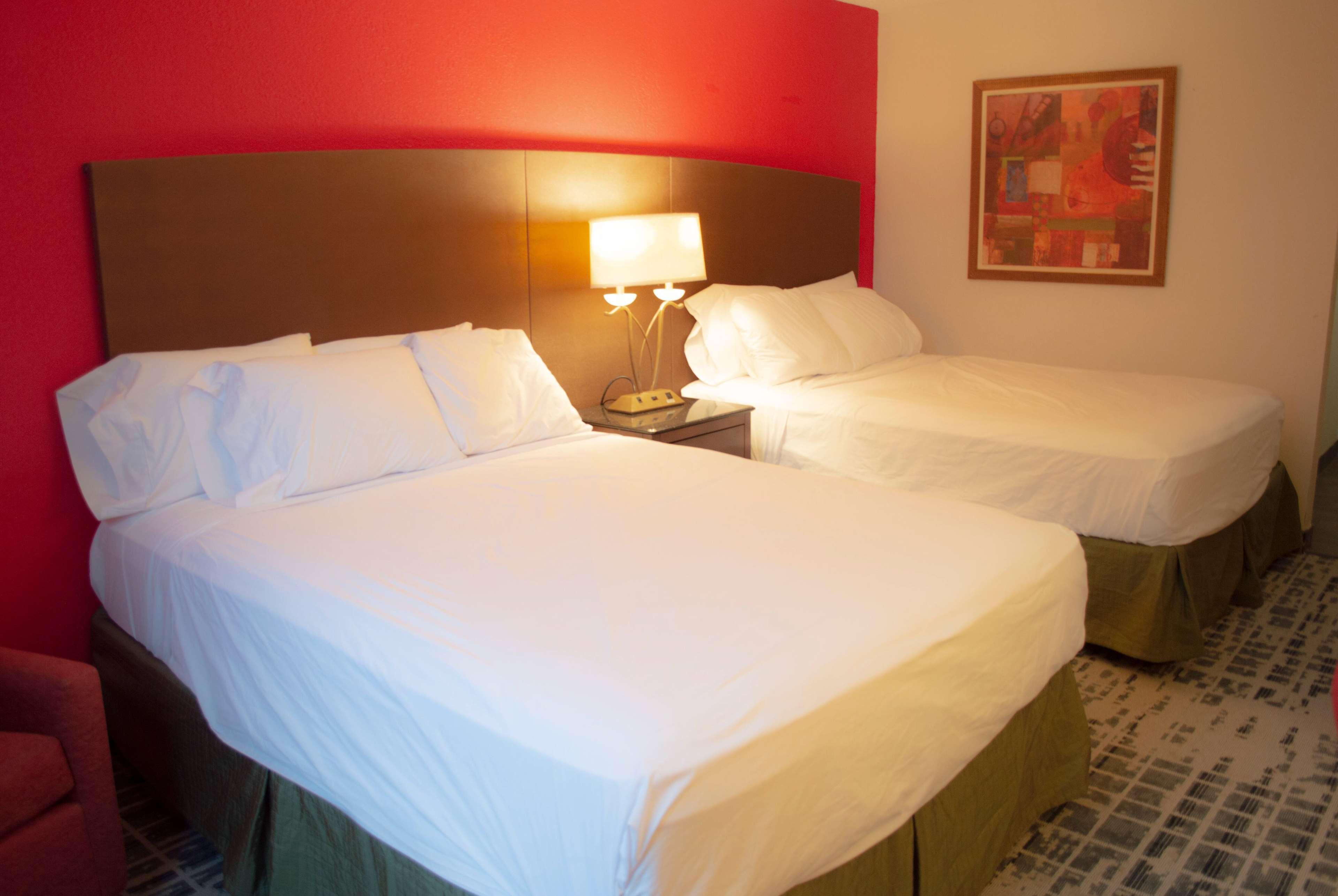 Baymont By Wyndham Ferndale/Royal Oak Hotell Exteriör bild