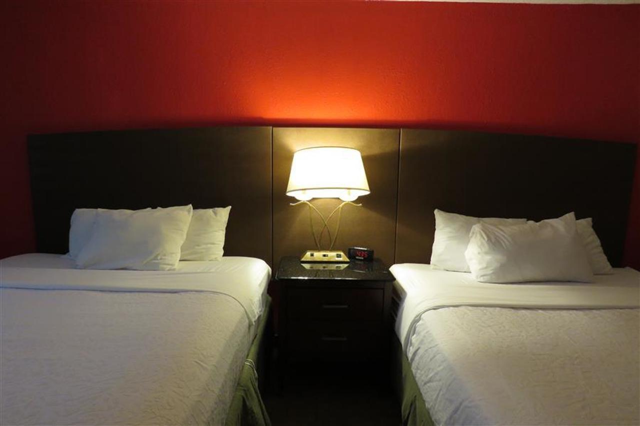 Baymont By Wyndham Ferndale/Royal Oak Hotell Exteriör bild