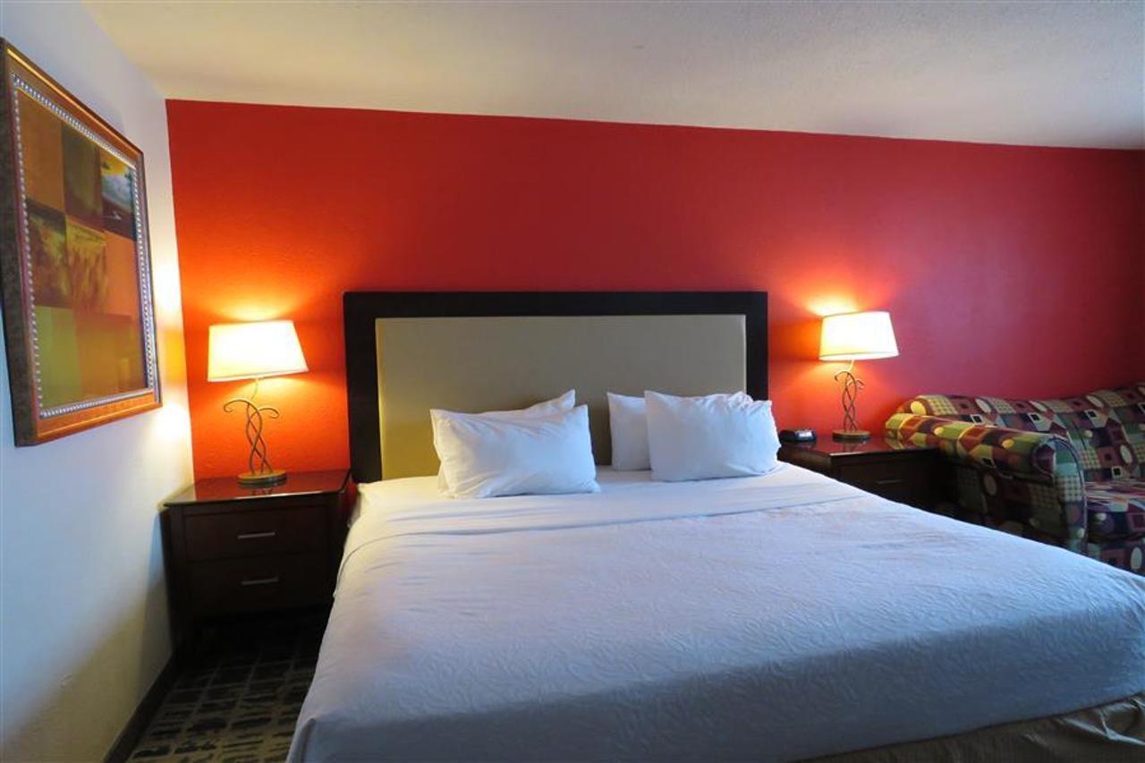 Baymont By Wyndham Ferndale/Royal Oak Hotell Exteriör bild